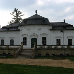 Tourist site (gallery, chateau, museum) source: Wikimedia Commons