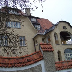 Tourist site (mansion / villa / palace) source: Wikimedia Commons