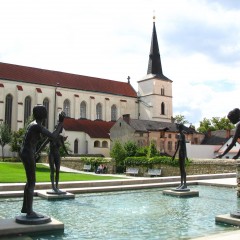 Tourist site (sight-seeing location, church) source: Wikimedia Commons