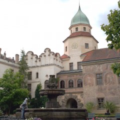 Touristische Attraktivität (Galerie, Schloss, Museum, Park, Minizoo) Quelle: Wikimedia Commons