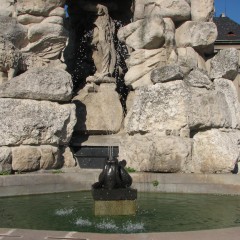 Tourist site (fountain) source: Wikimedia Commons