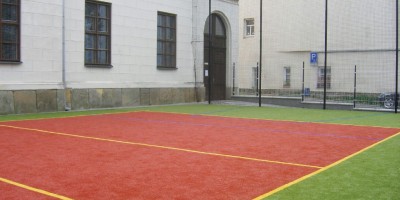 Sportveld bij het Lanškroungymnasium. 